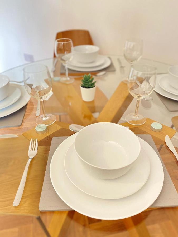 2 Double Beds Or 4 Singles, 2 Bathrooms, Free Parking, Smart Tv'S, Close To Gunwharf Quays, Beach & Historic Dockyard Πόρτσμουθ Εξωτερικό φωτογραφία